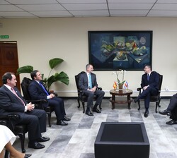 Su Majestad el Rey durante el encuentro que mantuvo con el Presidente electo de la República de Costa Rica, Su Excelencia Rodrigo Chaves y delegacione